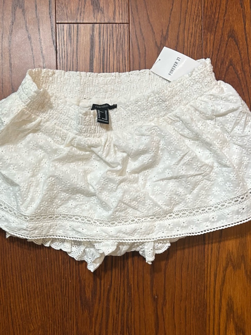 NWT Forever 21 White Bloomer Eyelet Shorts - Picture 3 of 4
